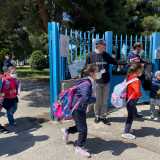 Lo vediamo posizionarsi all�ingresso per aiutare i giovanissimi studenti ad attraversare la strada, non prima di averli salutati uno ad uno